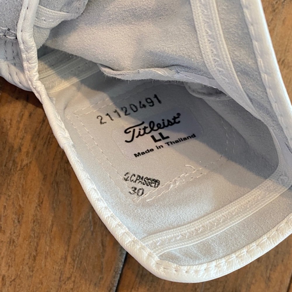 Titleist Women’s Left Handed Player Golf Glove - Picture 5 of 6
